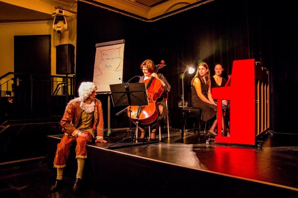 Katja Zakotnik am Cello, Naila Alvarenga am Klavier, im Vordergrund der Schauspieler Dirk Bode als Francesco Geminiani. (Foto: Matthias Kuhaupt)