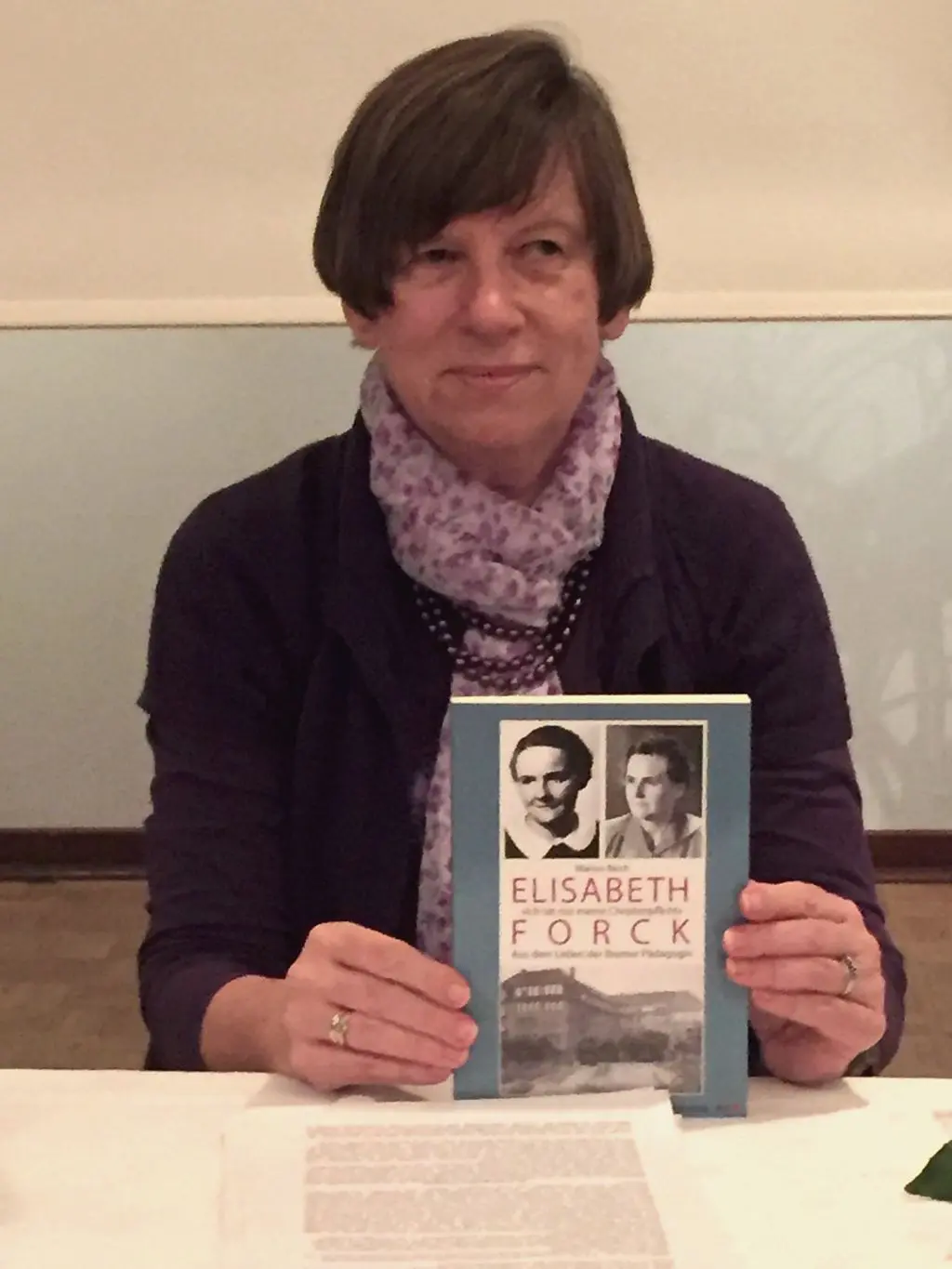 Marion Reich mit ihrem Buch über Elisabeth Forck