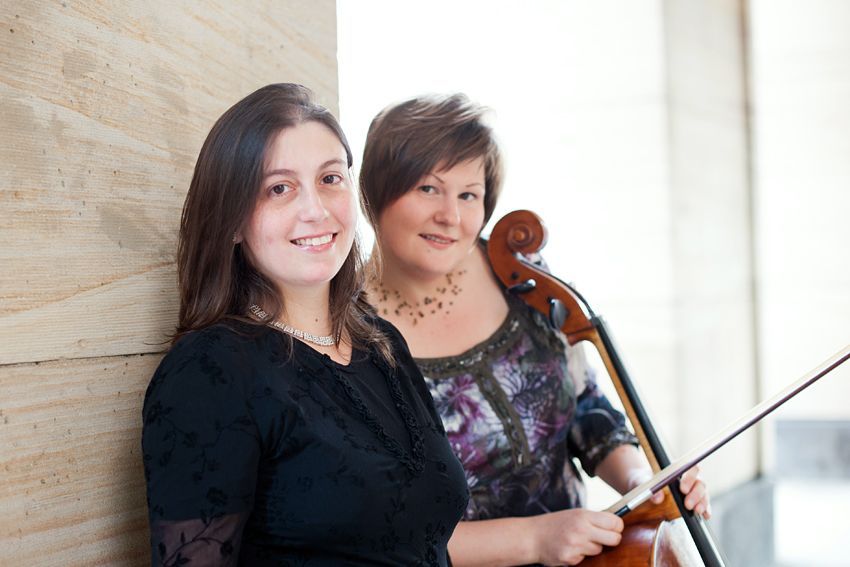 Die Musikerinnen Katja Zakotnik (Cello) und Naila Alvarenga (Klavier)