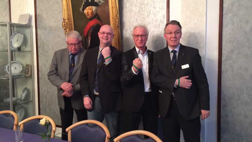 Vegesacker Brüder zeigen die grünen Armbänder des Vereins "Stark gegen Krebs"