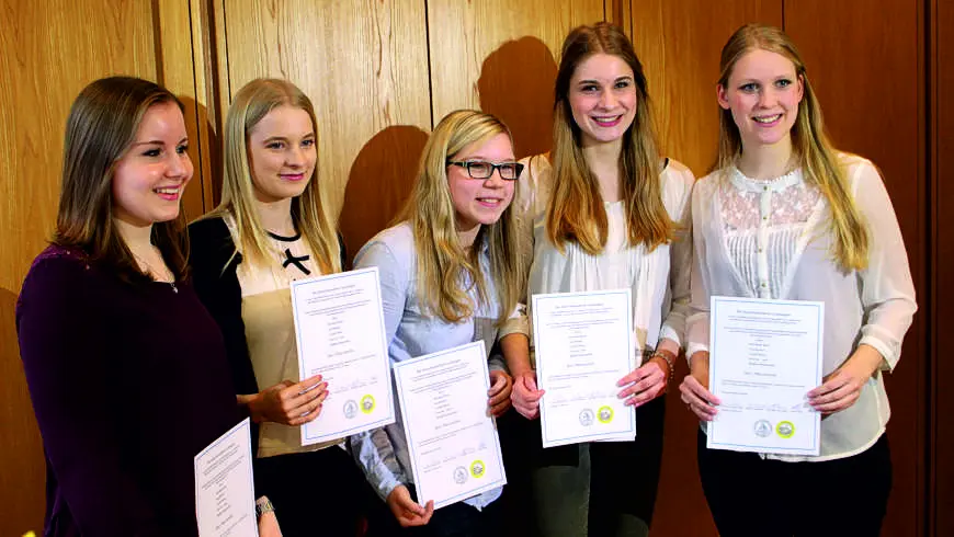 Preisträgerinnen des Wettbewerbs der Logen in Nienburg und Hoya