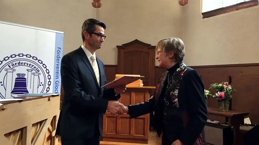 Prof. Dr. Marc Schurr, Vorsitzender der Loge, übergibt den Kulturpreis 2017 an Frau Karin Hurle, Leiterin der Musikschule
