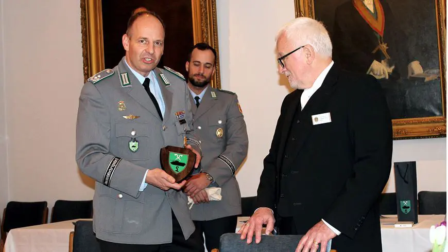 Der Bataillonskommandeur, Oberstleutnant Thomas Zimmer, überreicht dem Vorsitzenden, Friedrich Dodo de Boer, ein Gastgeschenk (Quelle: Bundeswehr /David Schütze)