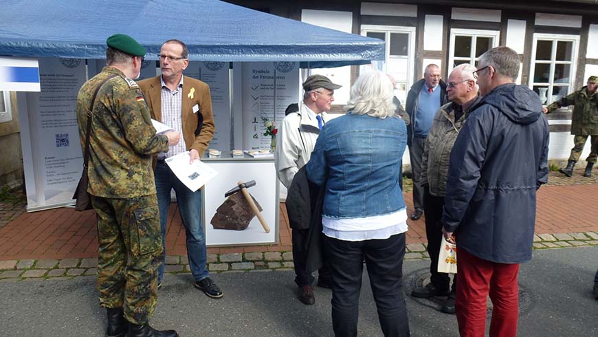 Nienburger Freimaurer an ihrem Informationsstand anlässlich der 60-Jahr-Feier der Bundeswehr in Nienburg