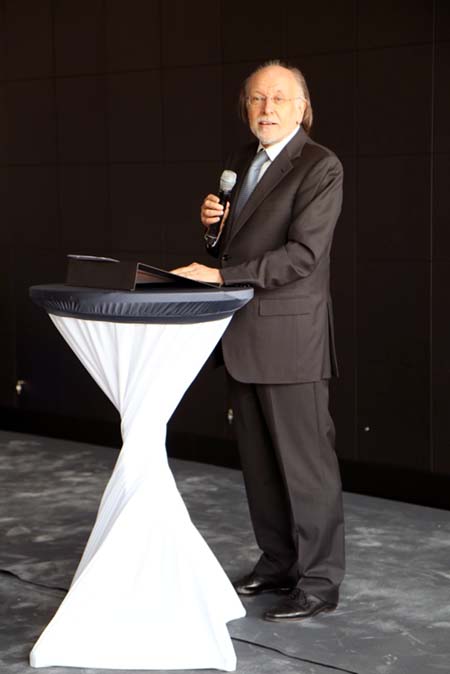 Armin Hirth, Vorsitzender der Loge