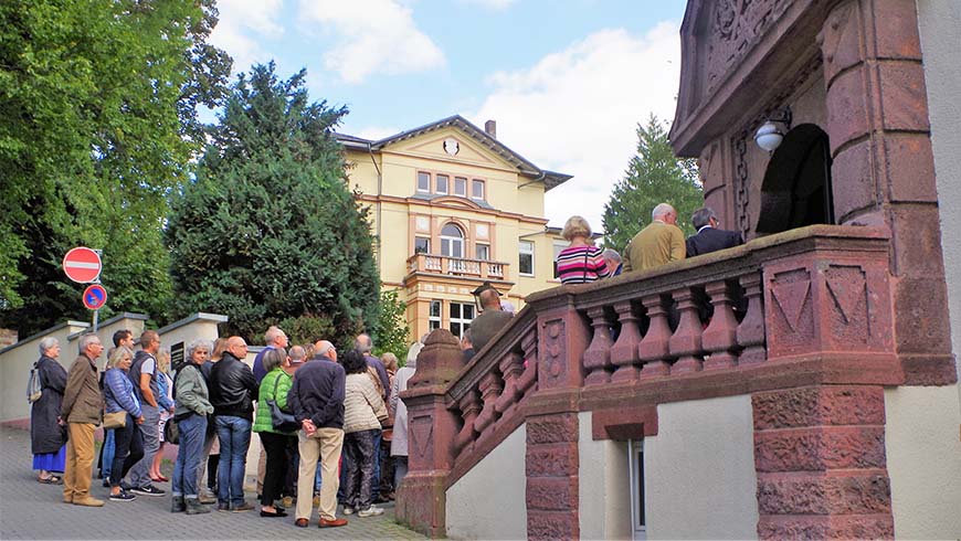 Gäste versammeln sich kurz vor Beginn der ersten Führung durch das Wetzlarer Logenhaus. Foto: Franzmann
