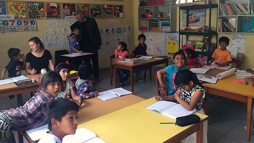 Dr. Ranko Pavlovic (im HIntergrund) besucht das Kinderdorf in Peru