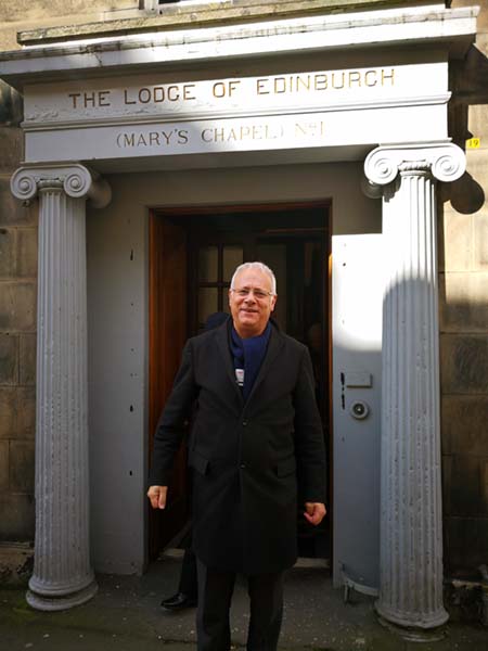 Der Meister vom Stuhl Dib Saad vor dem Eingang des schottischen Logenhauses