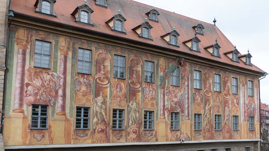 Detailreiche Ornamentmalerei an der Fassade des Alten Rathauses