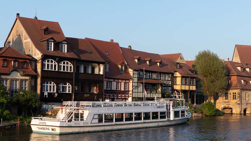 Ausflugsschiff vor der idyllischen Kulisse Bambergs
