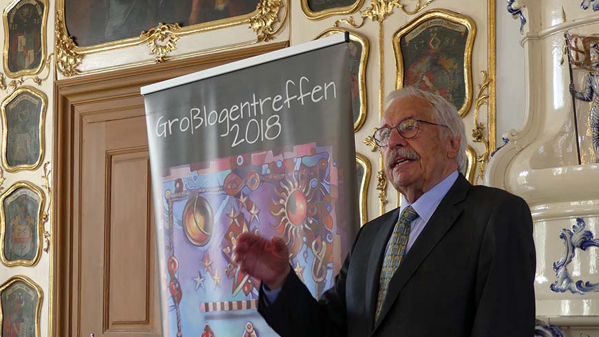 Altgroßmeister Jens Oberheide erklärt dem Bamberger Oberbürgermeister den Arbeitsteppich der Freimaurer.