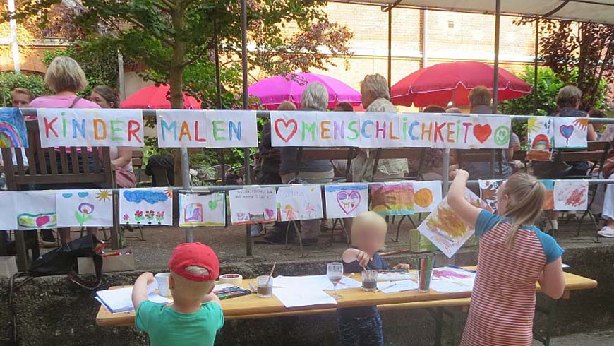 Lübecker Kinder malen Bilder zum Thema "Menschlichkeit"