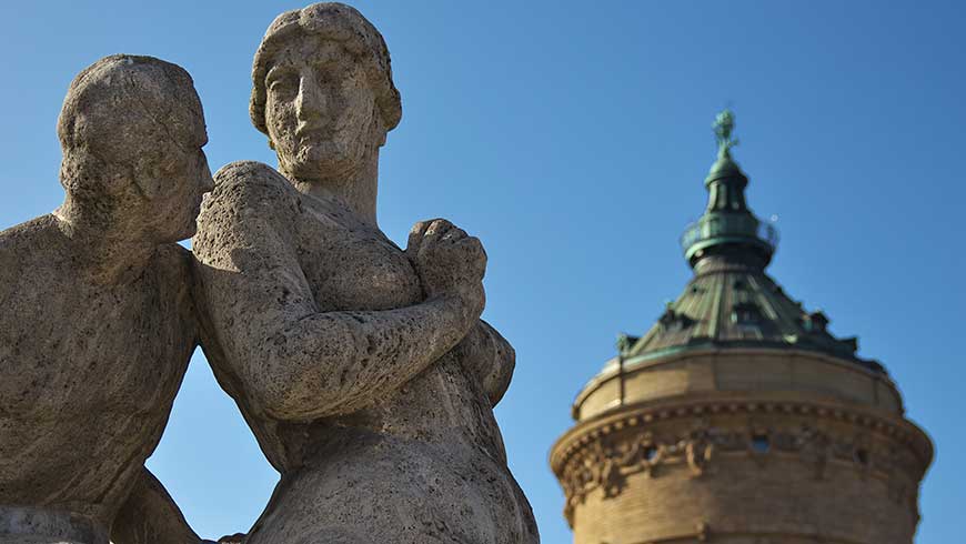 Steinfiguren am Wasserturm in Mannheim Foto: andreaskoch02 / Adobe Stock