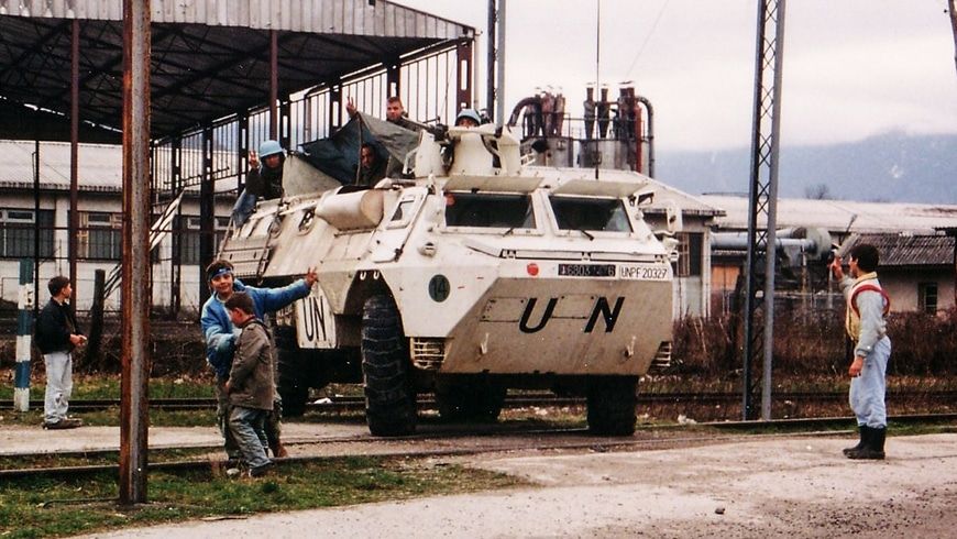 Die UN wurden in Bosnien Icemen genannt, weil sie herumstanden wie Eisverkäufer und nichts taten. Drei Jahre lang haben die Vereinten Nationen zugesehen, wie 120.000 Menschen mit Granaten beschossen wurden.