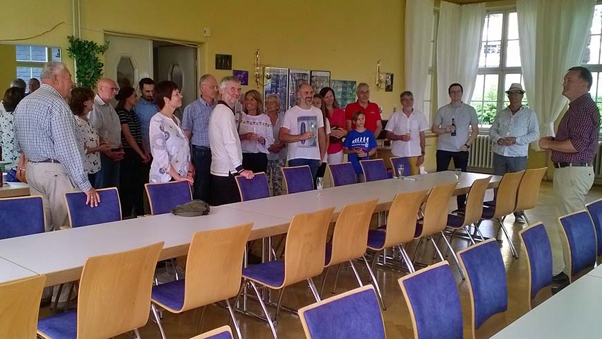 Martin Marx (rechts) begrüßt die ersten Besucher des Sommerfestes im Wetzlarer Logenhaus. Foto: Klimaschewski