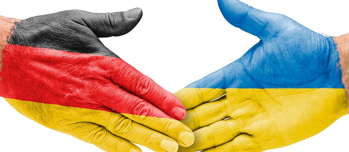 Fußballmannschaften - Handshake zwischen Deutschland und der Ukraine