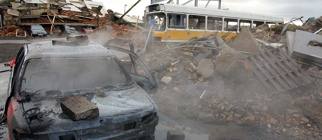 Zerstörte Fahrzeuge und Gebäude (Foto: burnstuff2003 | stock.adobe.com)