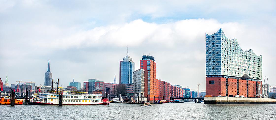 Panorama von Hamburg mit der Elbphilharmonie Foto: magone / envato.com