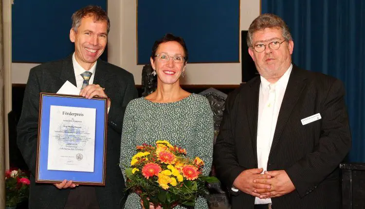 Preisverleihung ohne die terminlich verhinderte Preisträgering Monika Petersen: Dr. Michael Schöttler, Dr. Elisabeth Preuß und MvSt Prof. Christian Hamsea (von links)